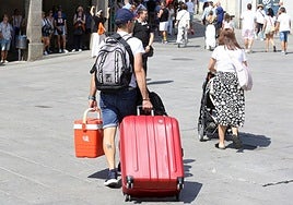 Un visitante camina con una maleta por el centro de la capital segoviana.