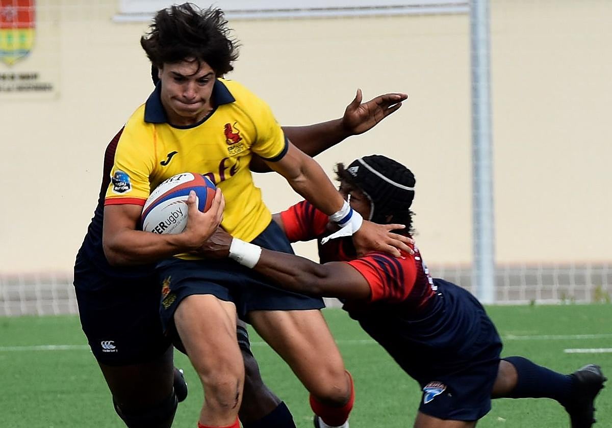 Beltrán Ortega, con el balón, durante un partido con la selección española M18.