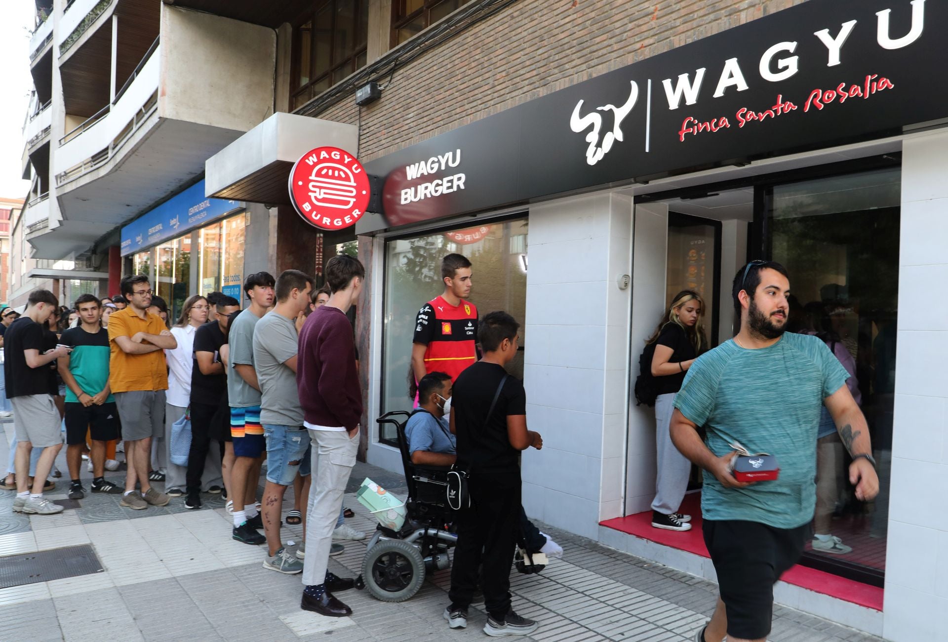 Colas para las 100 primeras hamburguesas de wagyu gratis en Palencia