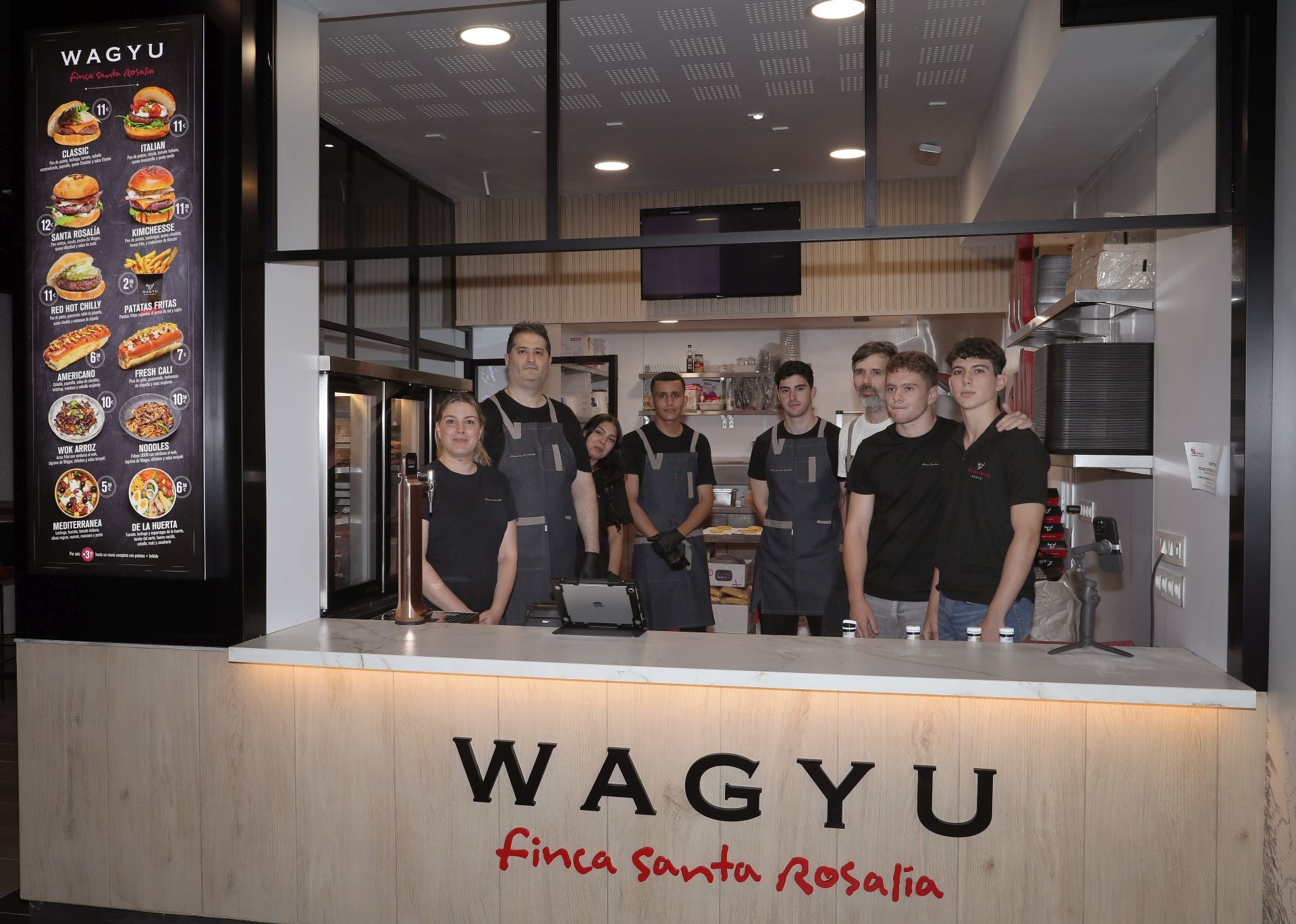Colas para las 100 primeras hamburguesas de wagyu gratis en Palencia