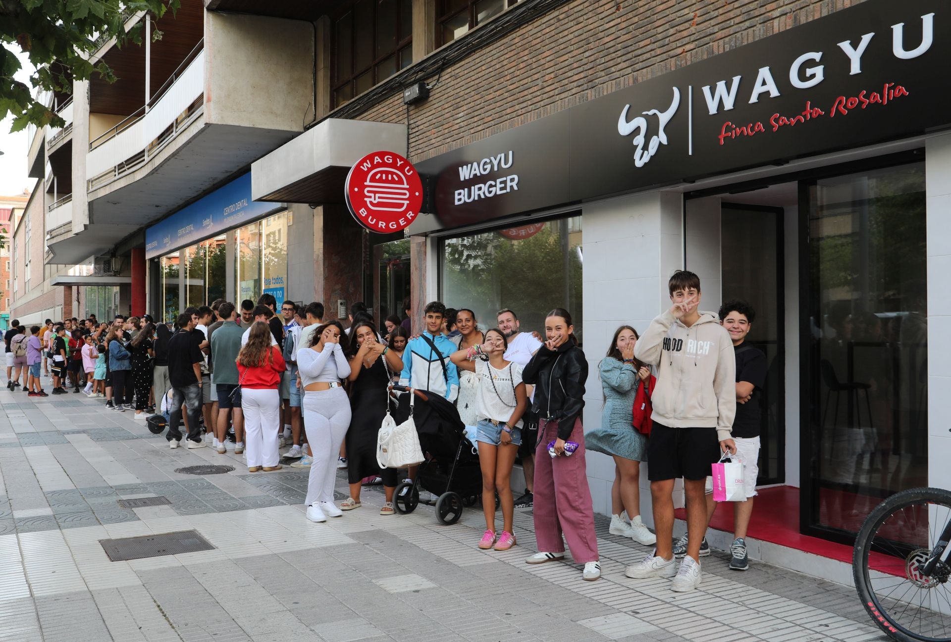 Colas para las 100 primeras hamburguesas de wagyu gratis en Palencia