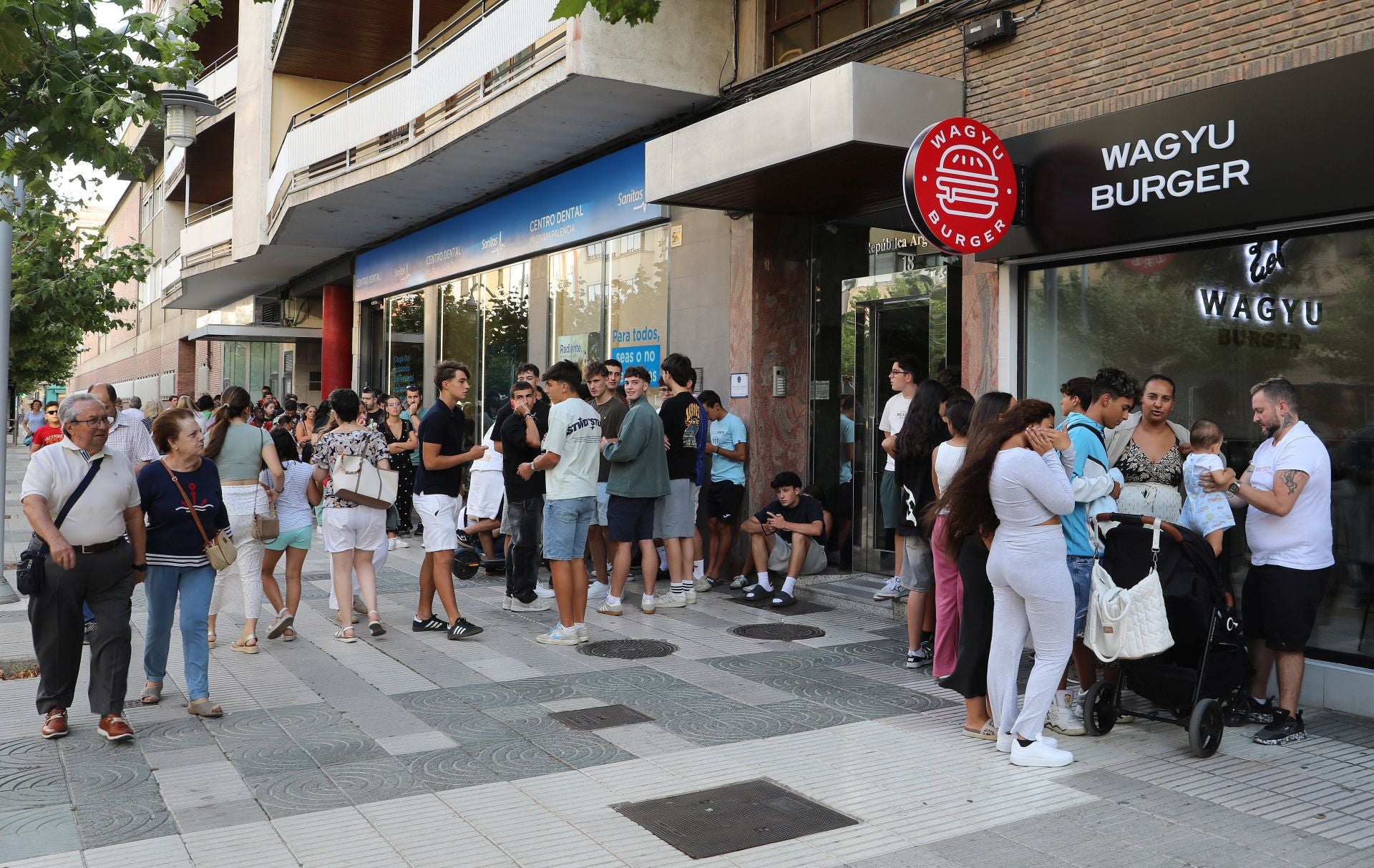 Colas para las 100 primeras hamburguesas de wagyu gratis en Palencia