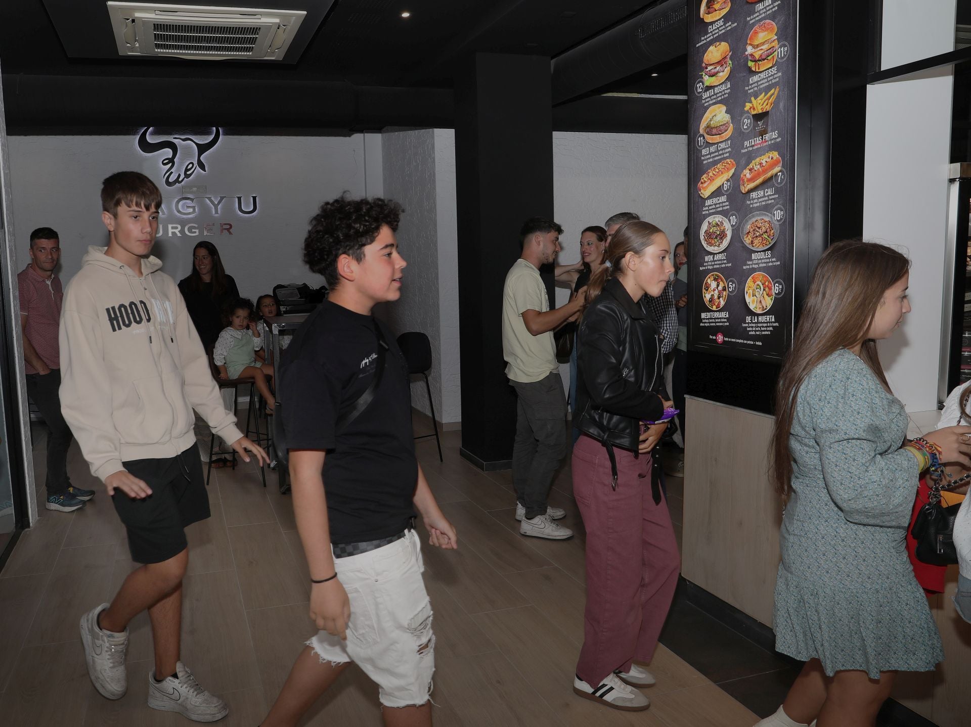 Colas para las 100 primeras hamburguesas de wagyu gratis en Palencia