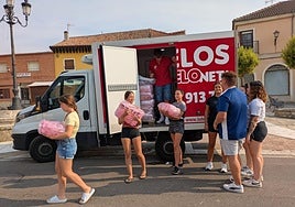 La Hieloneta despacha hielo a las peñas de Torrelobatón