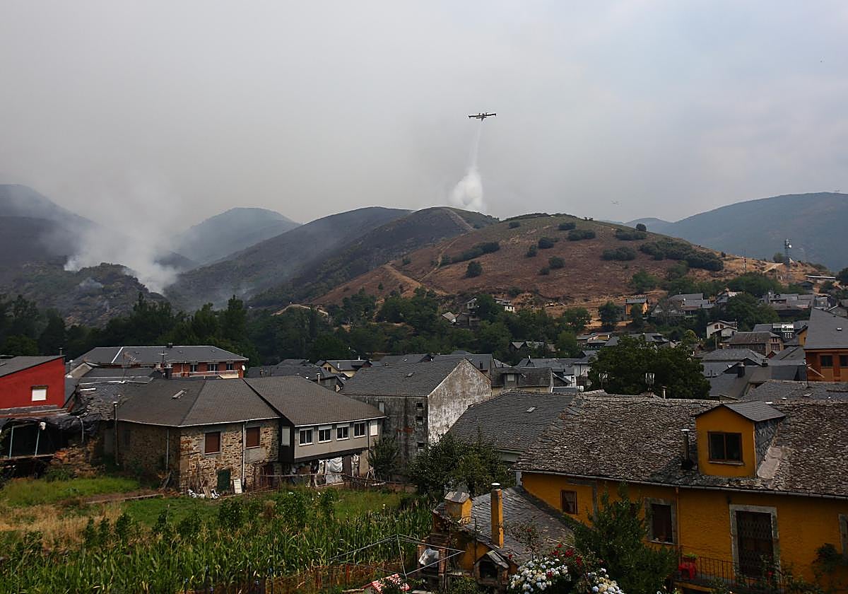 Labores de extinción del incendio en la localidad de Igüeña (León).