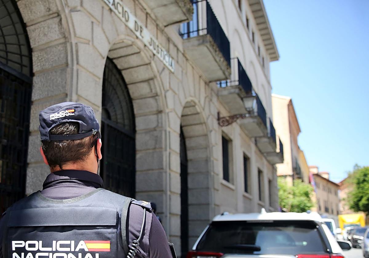 Un Policía Nacional, en la puerta de la Audiencia Provincial de Segovia.