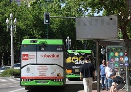 Autobuses de Auvasa circulan por Valladolid en una foto de archivo.