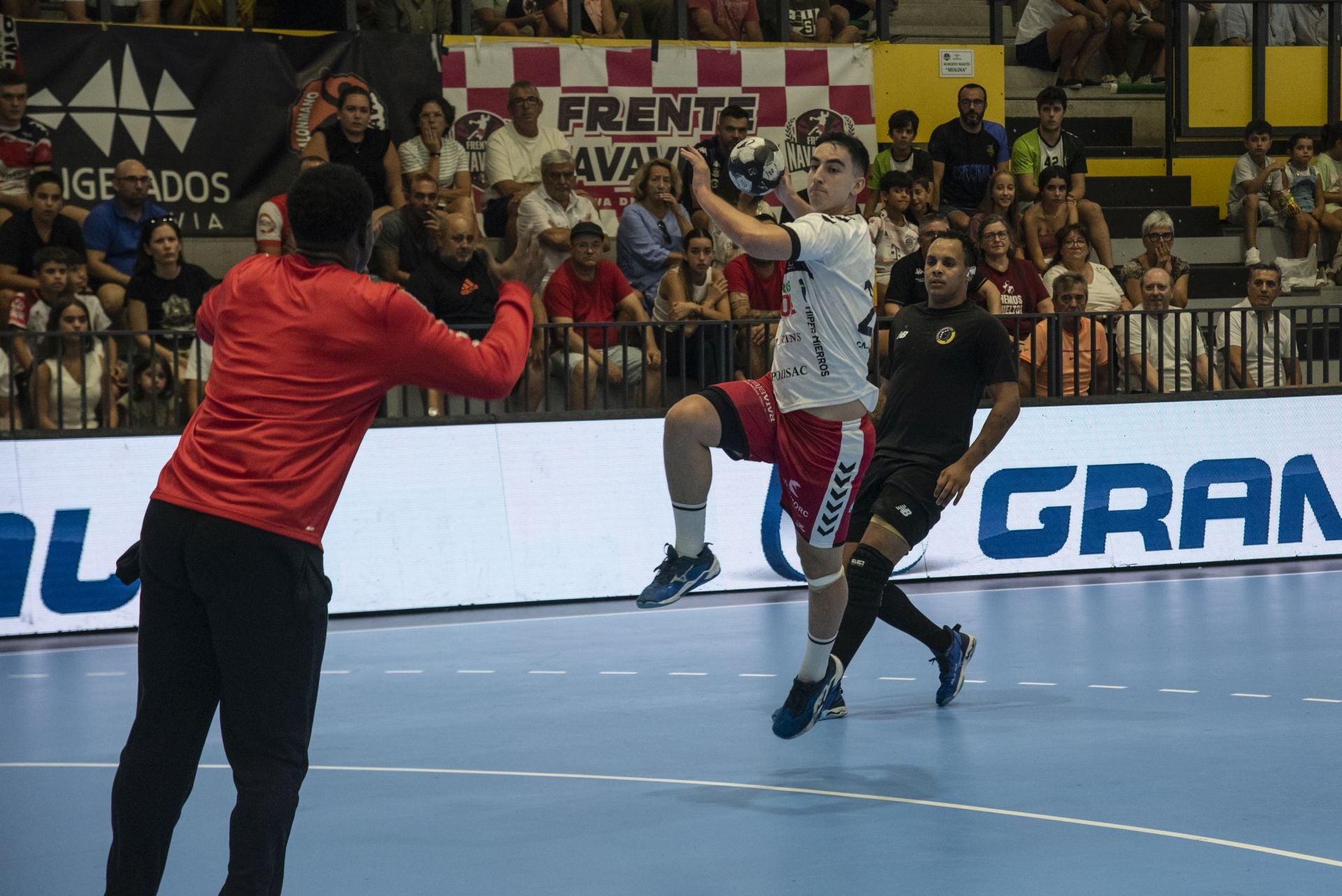 Fotos del amistoso entre el Balonmano Nava y el Balonmano Soria