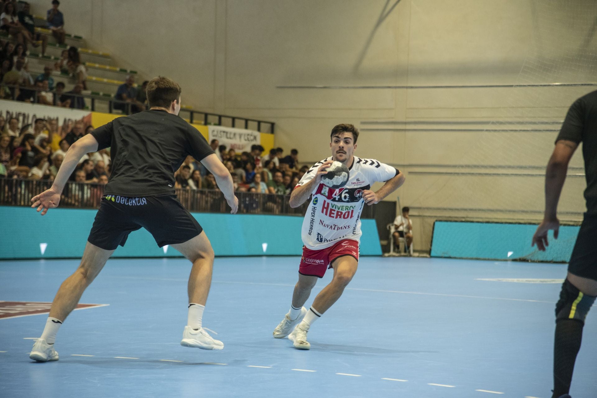 Fotos del amistoso entre el Balonmano Nava y el Balonmano Soria