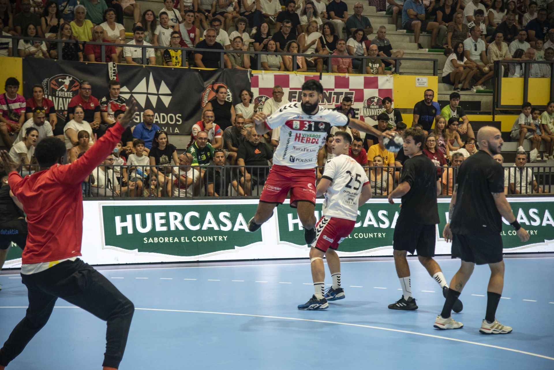 Fotos del amistoso entre el Balonmano Nava y el Balonmano Soria