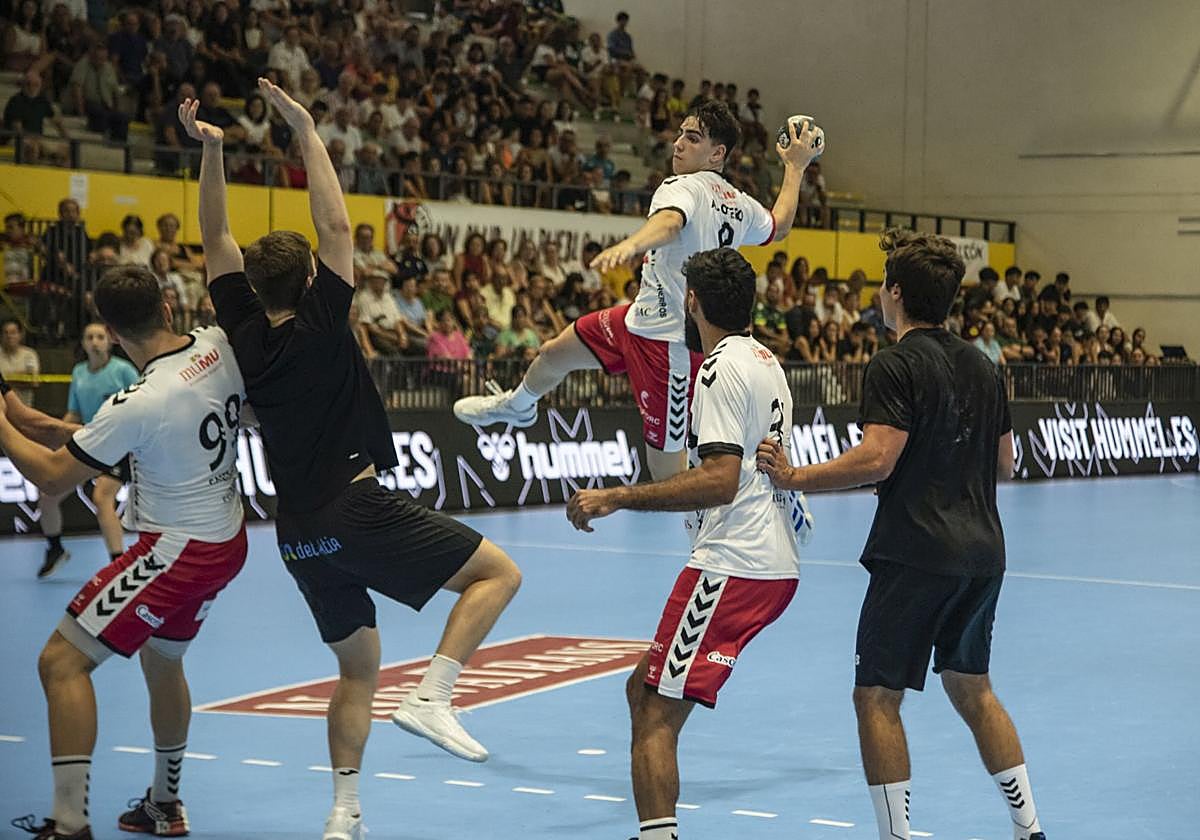 Alfredo Otero intenta un lanzamiento.