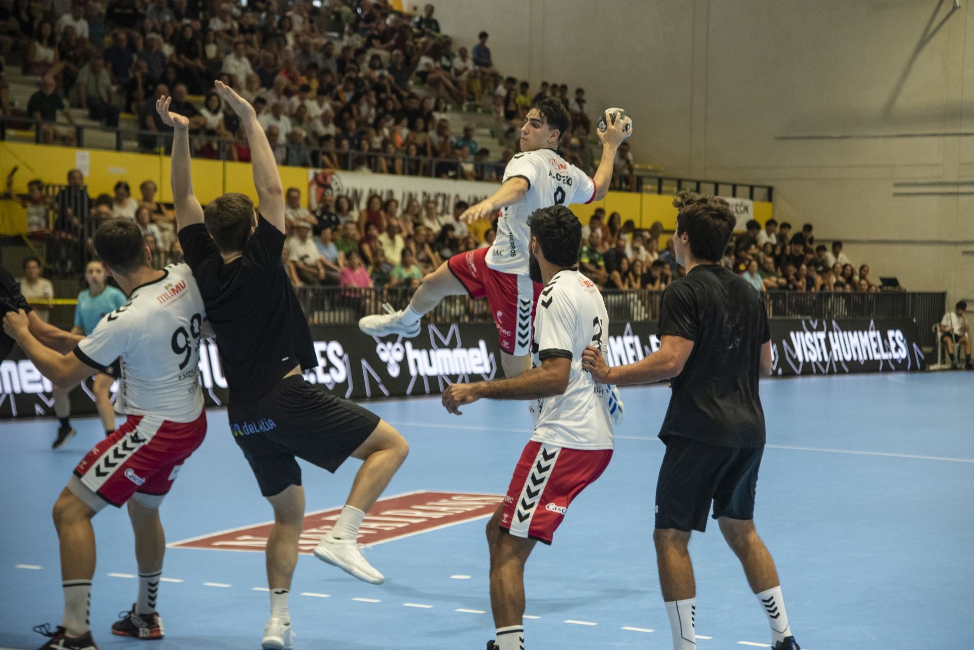 Fotos del amistoso entre el Balonmano Nava y el Balonmano Soria