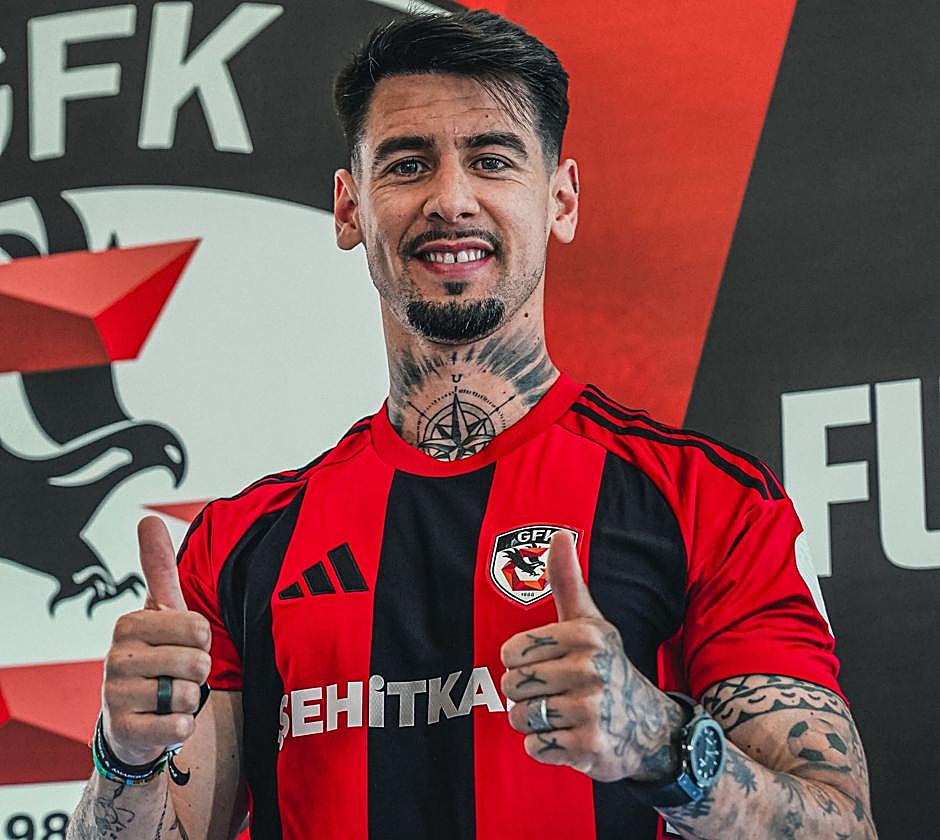 Luis Pérez posa como nuevo jugador del Gazaitep FK.