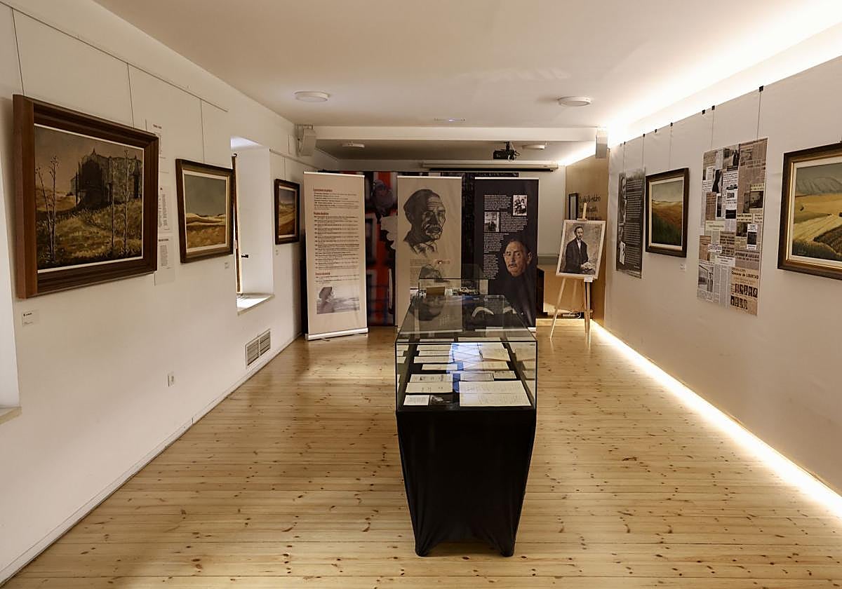 Sala de exposiciones Narciso Alonso Cortés con obras de Raimundo de Blas.