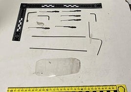 'Kit' de ganzúas intervenido a los detenidos.