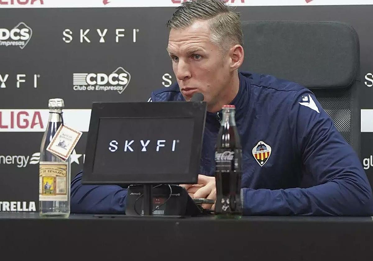 Johan Plat, entrenador del CD Castellón, en una rueda de prensa.