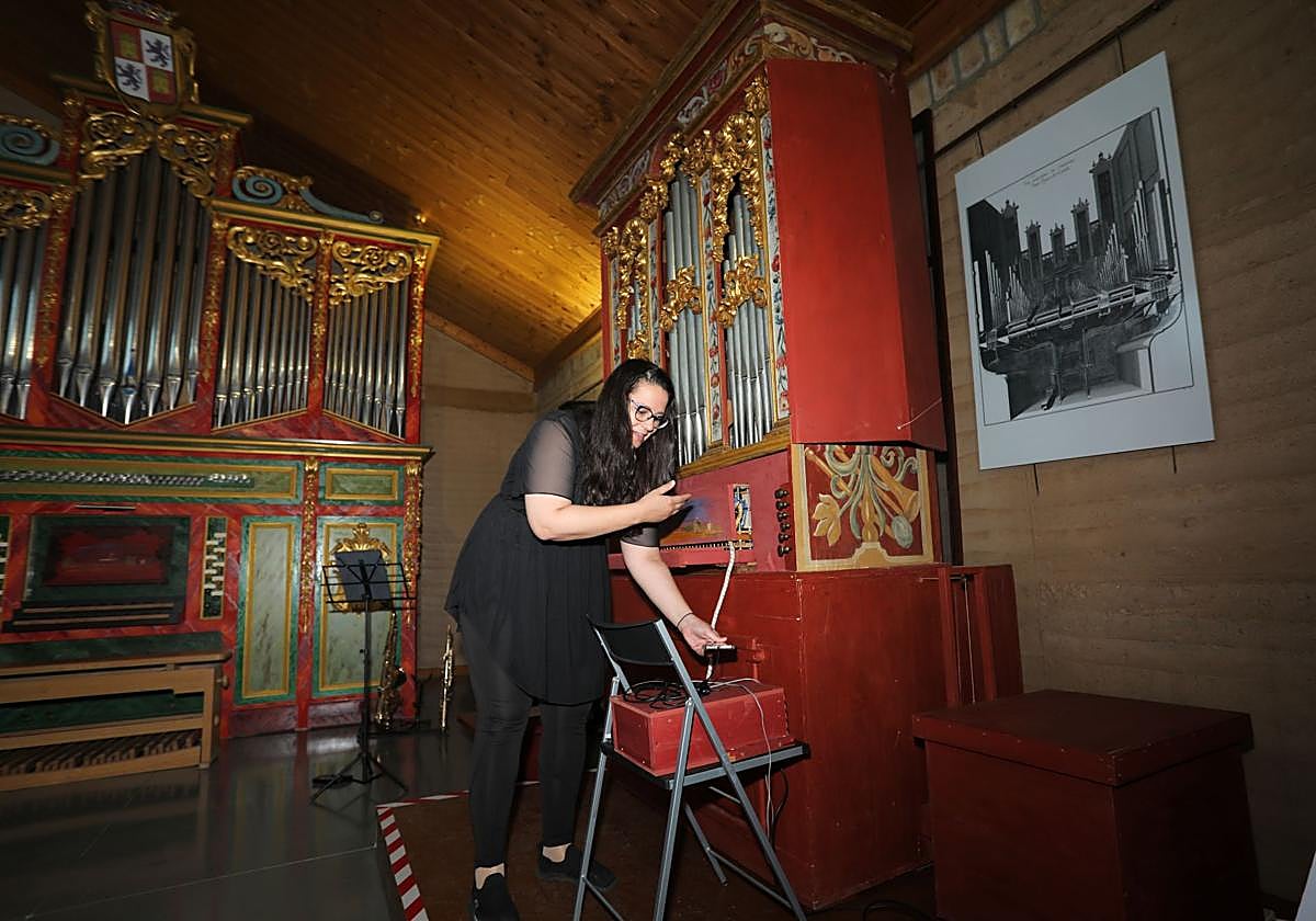 La organista Verónica Jiménez, que ha restaurado el reproductor, lo prueba antes del concierto, este viernes en Abarca.