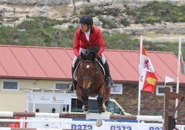 Un jinete, durante un salto, en el Concurso de Saltos del CECYL.