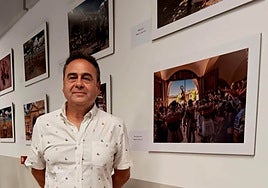 Fernando Caballo Blanco, junto a una de las fotografías de la exposición