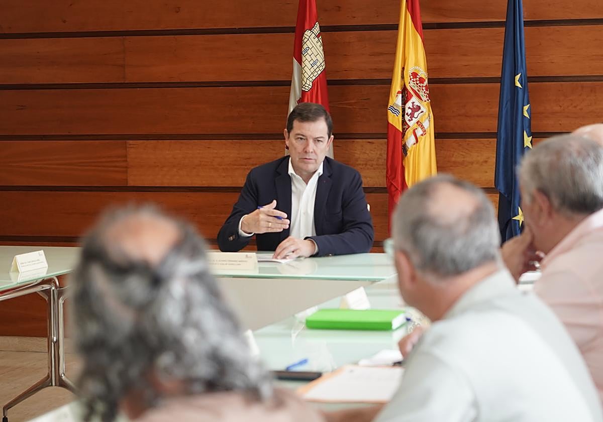 Un momento de la reunión de Mañueco con los representantes de las organizaciones profesionales agrarias.