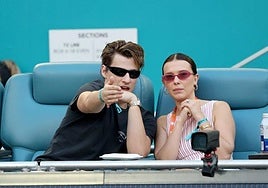 Jake Bongiovi y Millie Bobby Brown.