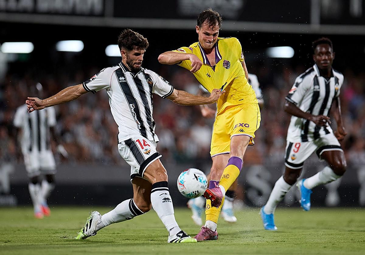 Latasa, autor del gol del partido, supera a Óscar Gil.