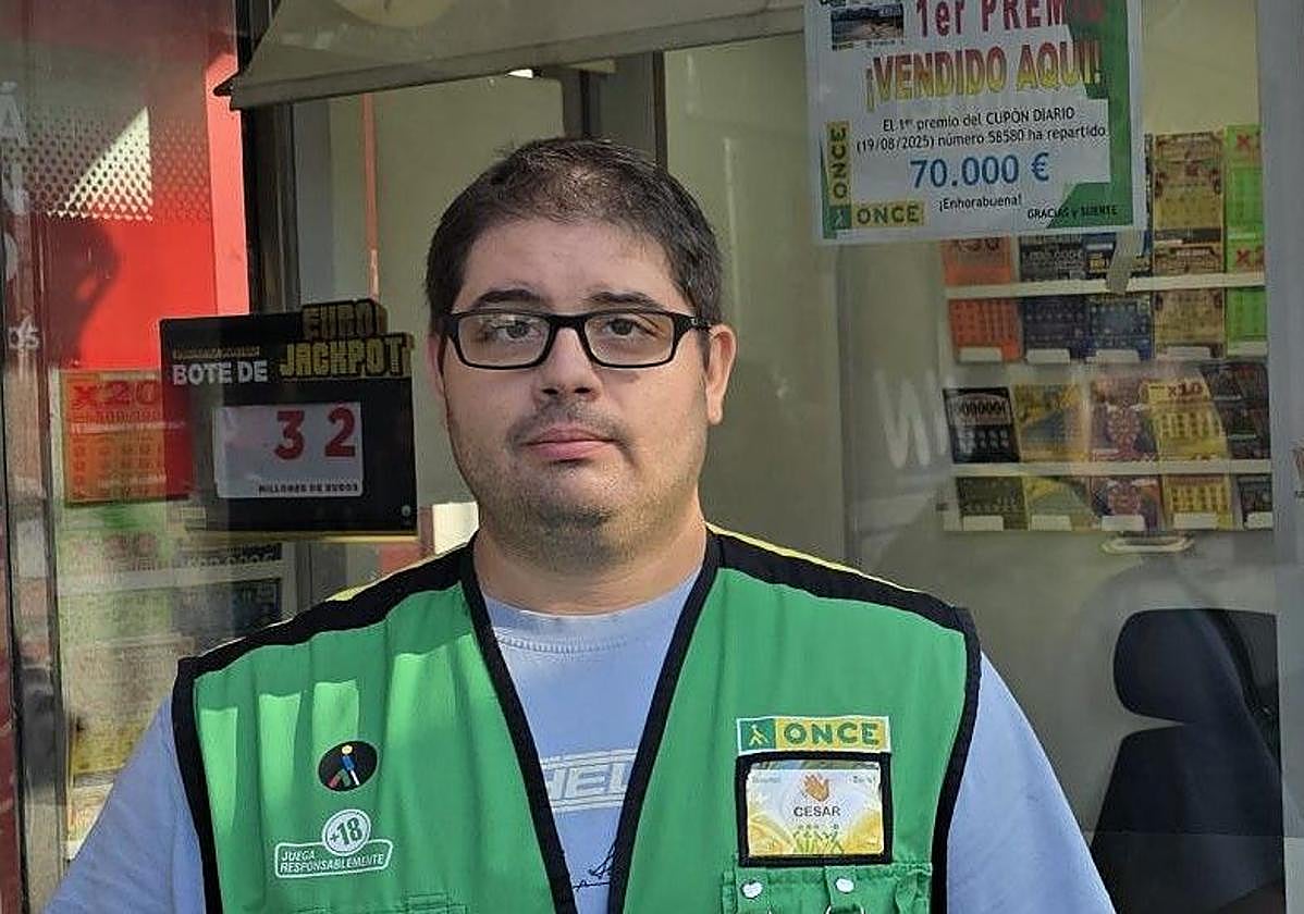 César Pardo Domínguez, el vendedor de la ONCE que ha repartido el premio.
