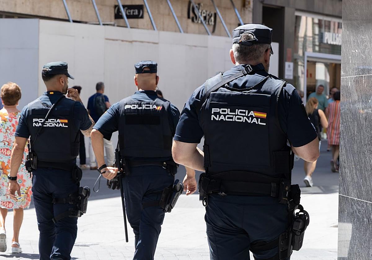 Agentes de la Policía Nacional patrullan las calles de Valladolid en una foto de archivo.