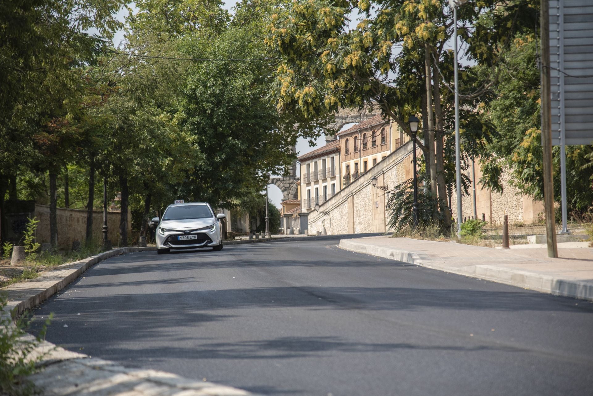 Un taxi circula por el paseo de Santo Domingo de Guzmán este jueves.