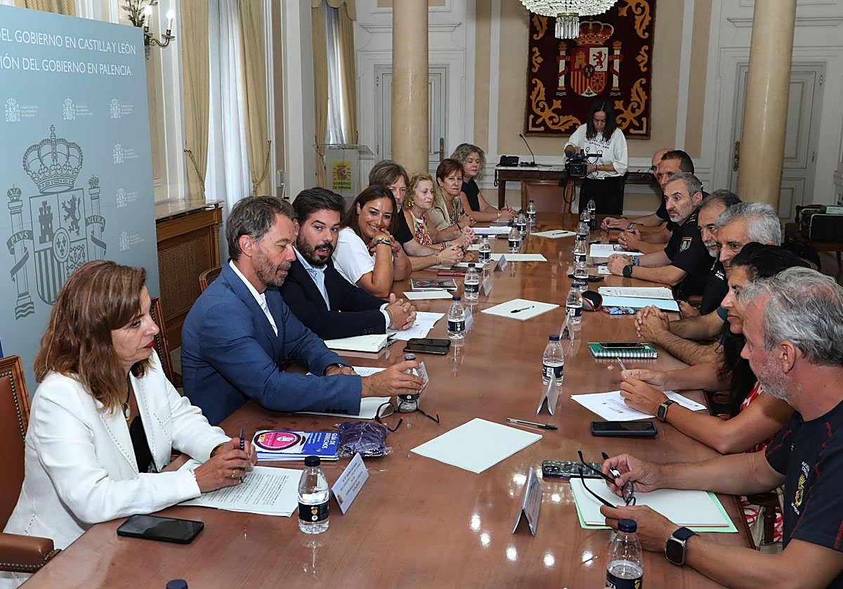 Integrantes de las administraciones y las Fuerzas y Cuerpos de Seguridad, en la reunión de la Junta Local de Seguridad.