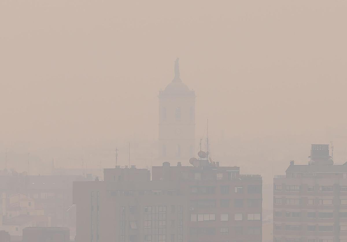 Valladolid, cubierta por el humo de los incendios en la mañana del día 18 de agosto.