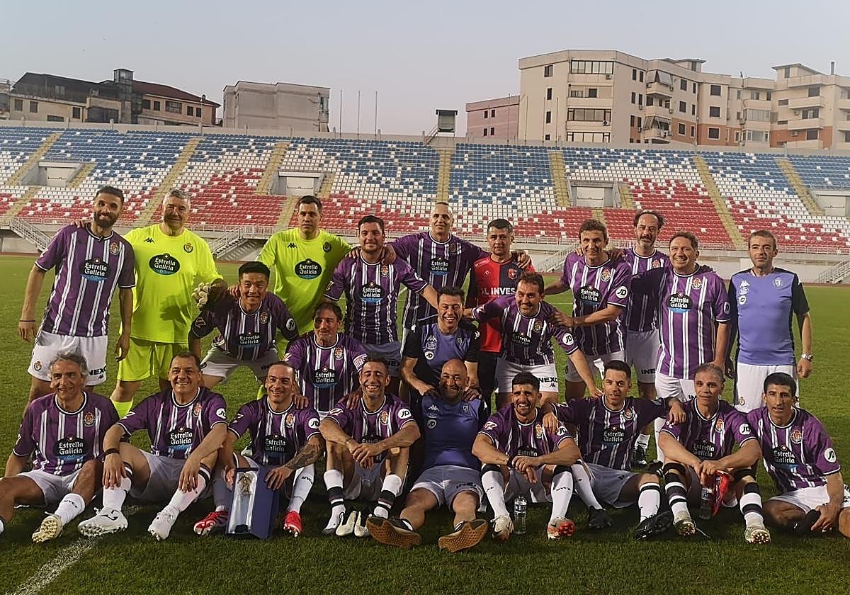 Los veteranos del Real Valladolid antes de disputar un partido en Albania.