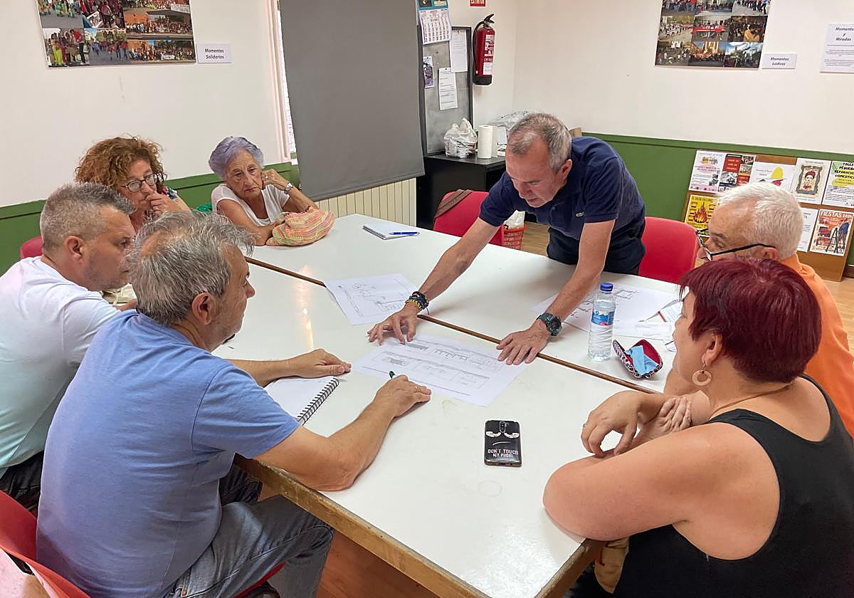 Zarandona durante la reunión de vecinos, esta semana.