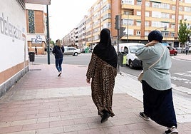 Dos mujeres musulmanas pasean por el barrio de Delicias, en Valladolid.