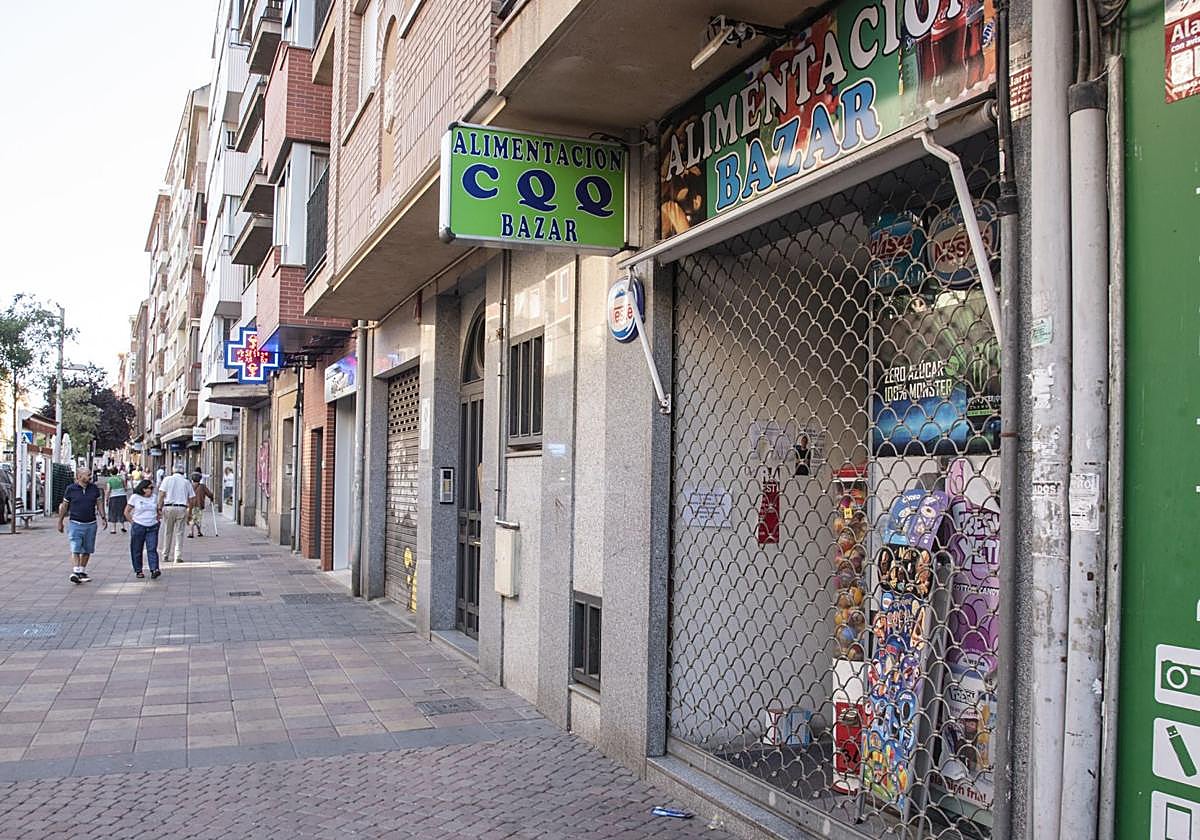 Varias personas pasean cerca del establecimiento comercial donde se produjo el apuñalamiento.