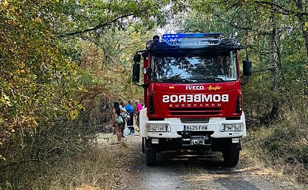 Un camión de bomberos llega a la zona del incendio.