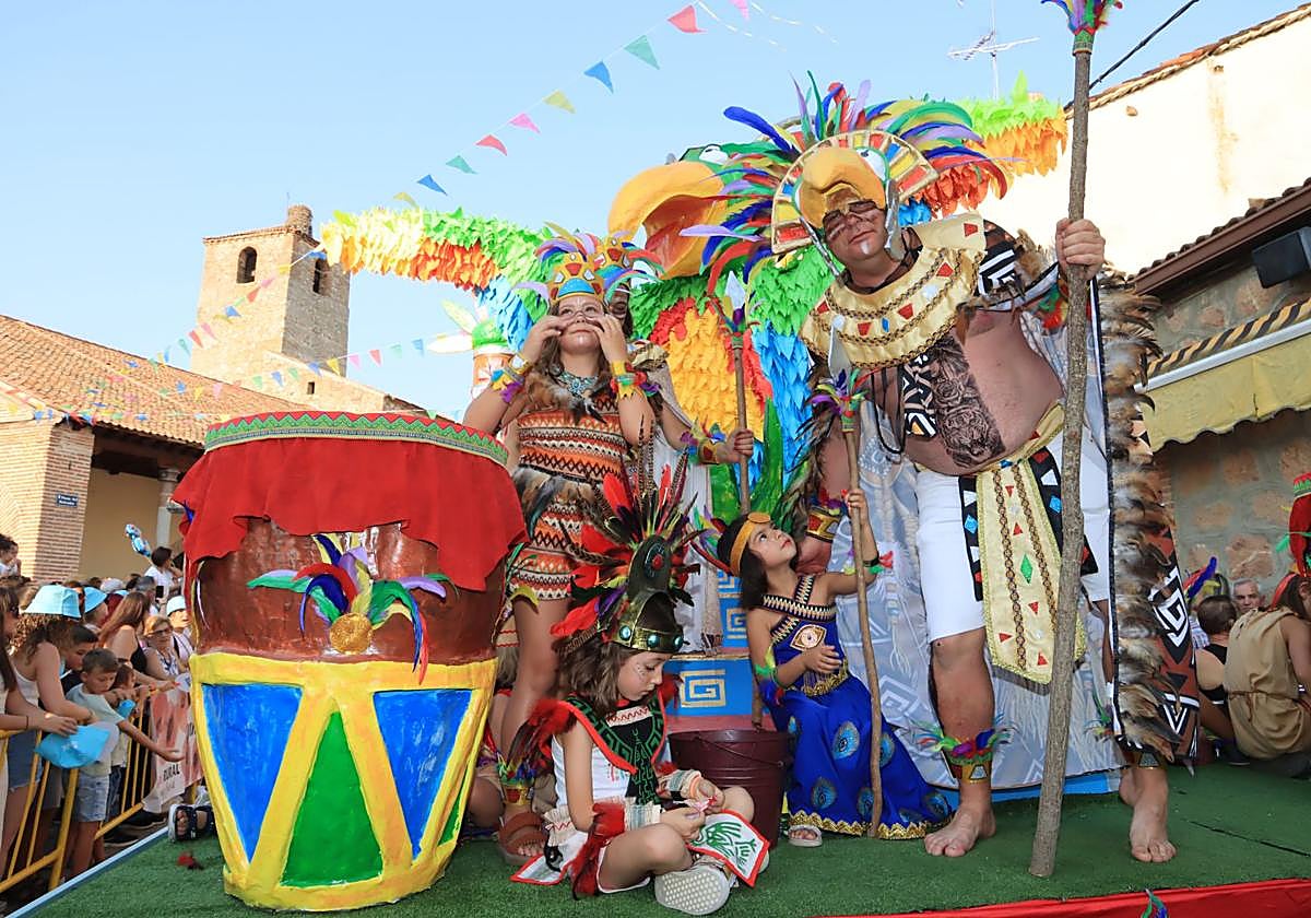 Participantes en el desfile de las carrozas de Fuentepelayo.