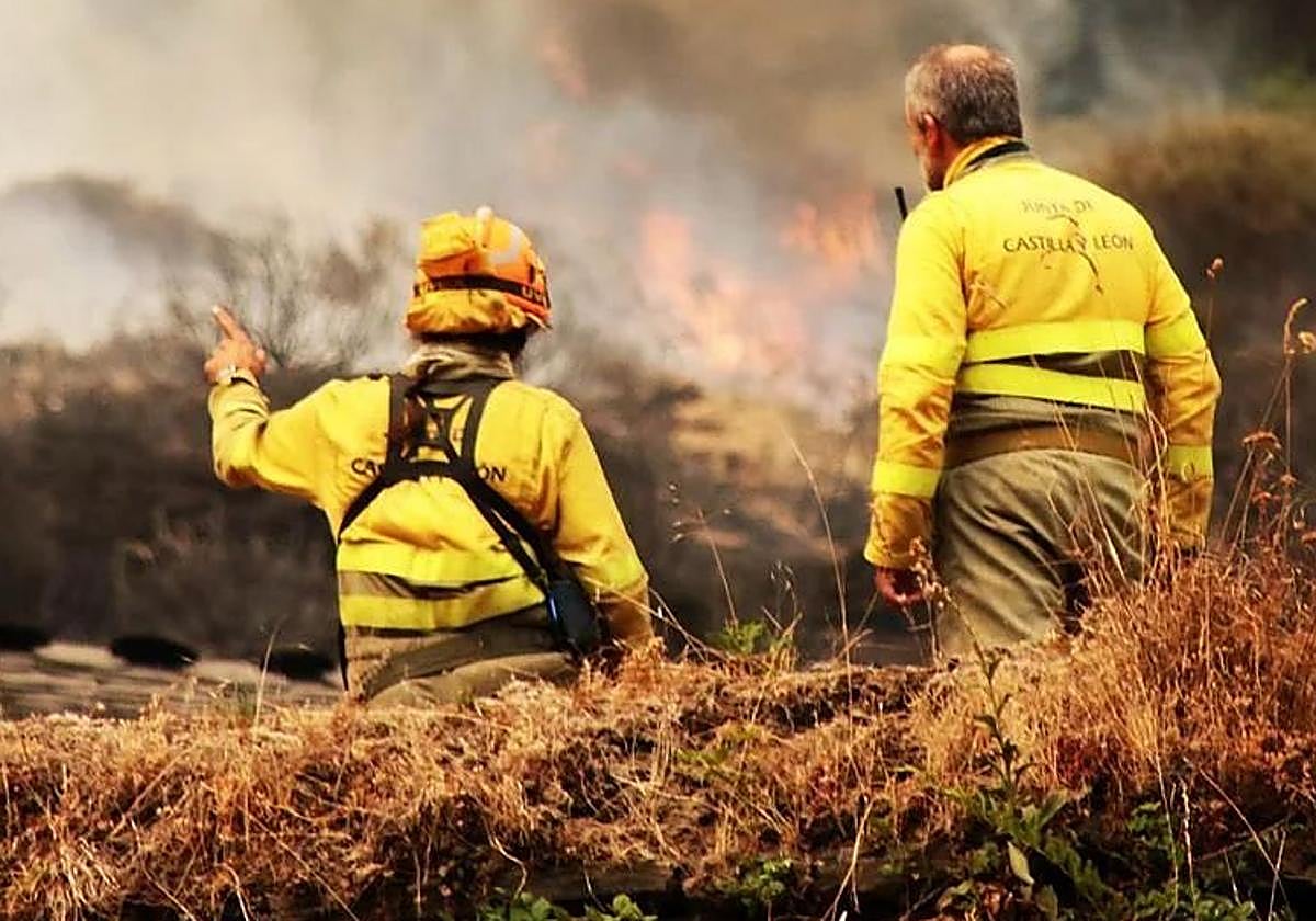 El incendio de Fasgar amenaza a las poblaciones de Villapujín, Barrio de la Puente y Posada de Omaña.
