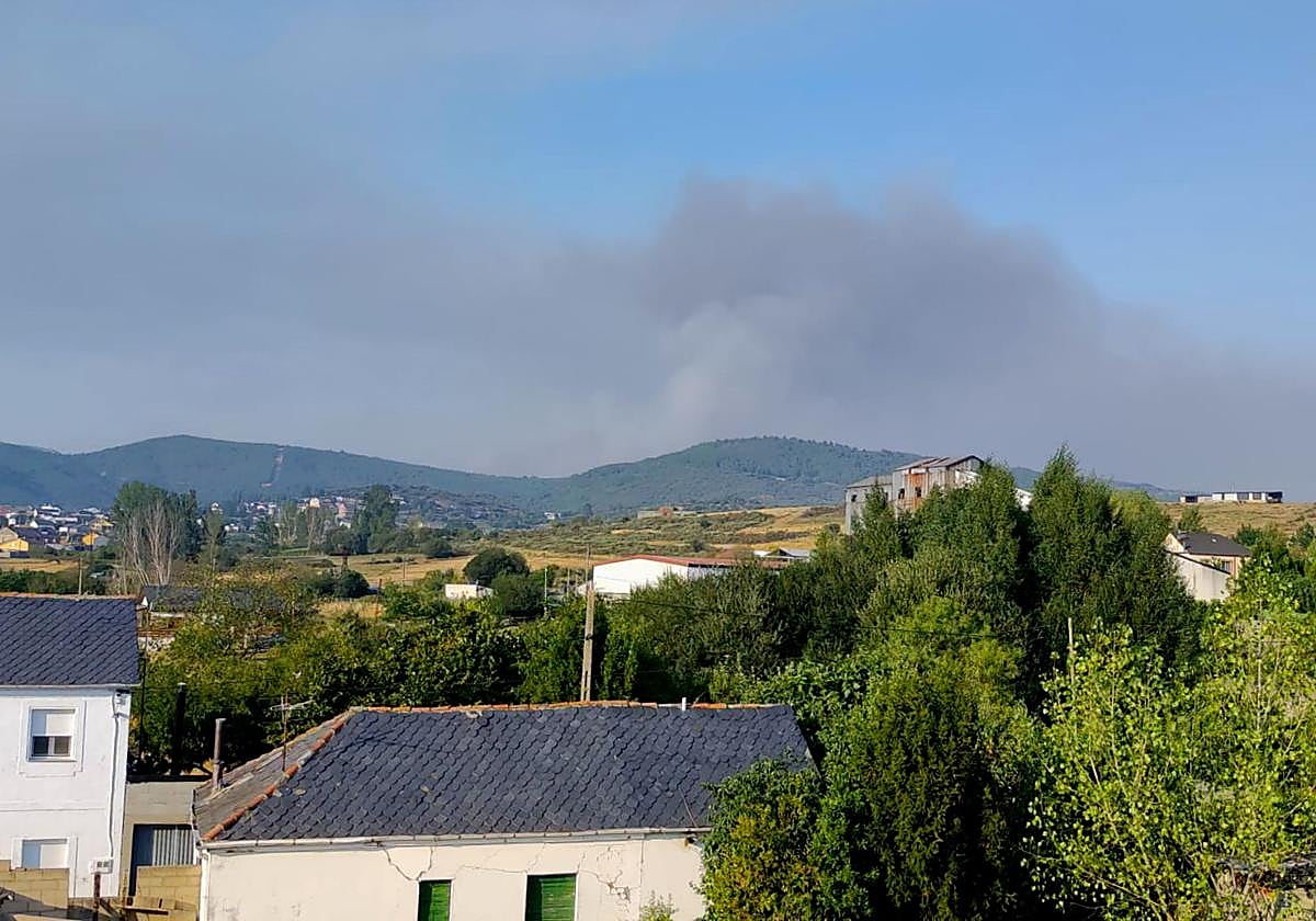 Incendio en Argayo del Sil visto desde la localidad de Fabero, el viernes.