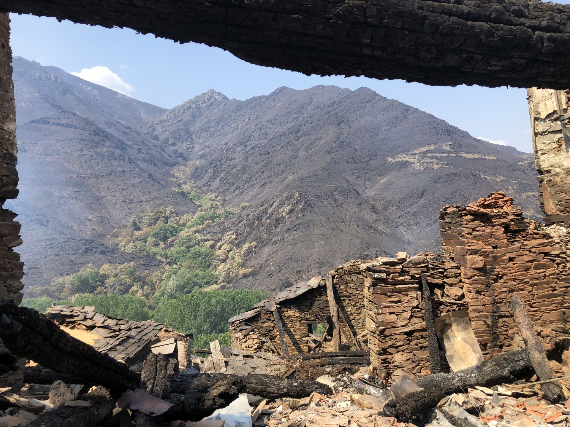 El pueblo de Lusio (Oencia) completamente devastado por el incendio.