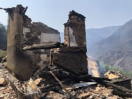 El pueblo de Lusio (Oencia) completamente devastado por el incendio.