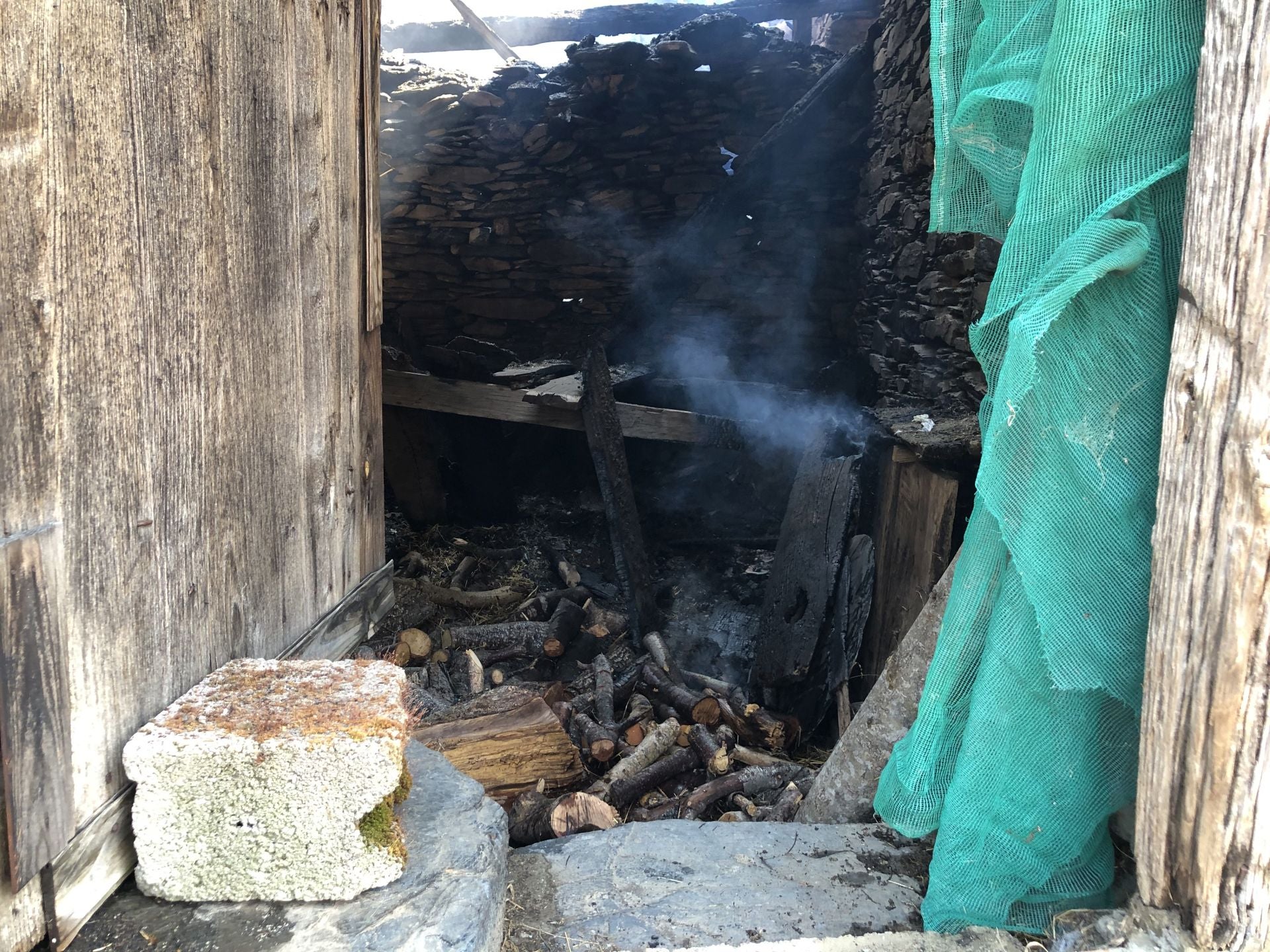 El pueblo de Lusio (Oencia) completamente devastado por el incendio.