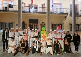 Baltanás disfruta de la Nochevieja Carnavalera organizada por Café Plaza