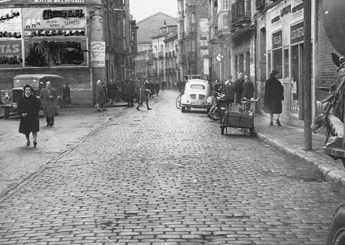 Imagen secundaria 1 - Arriba, el paseo de Zorrilla a la altura de la Plaza de Toros, donde se construyó el hotel. Abajo, calle Panaderos, antigua sede del Asilo de Caridad, y Federico Tejedor firmando el acta de donación del antiguo Colegio de Huérfanos para construir el nuevo Asilo en la calle Chancillería.