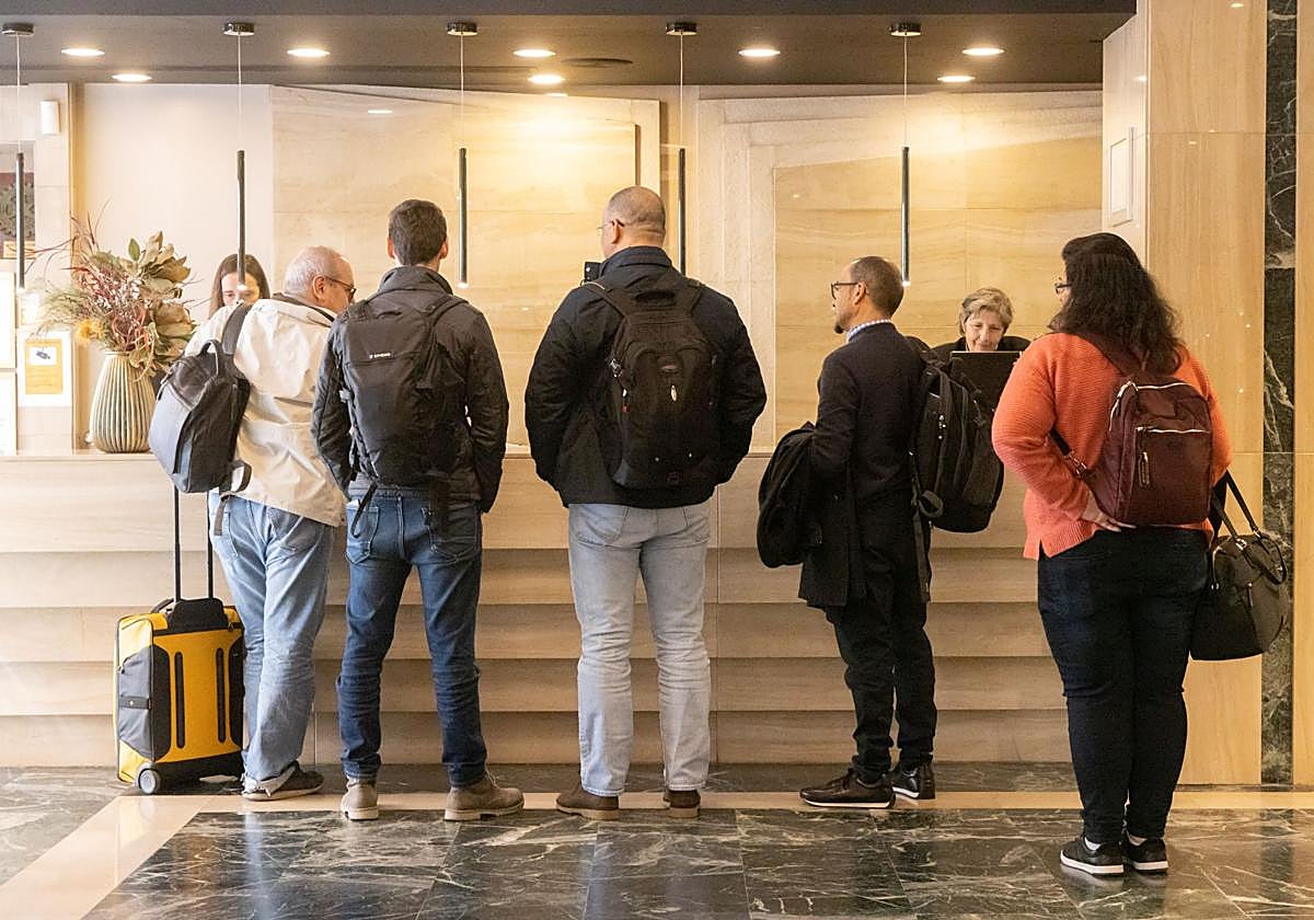 Clientes realizan el registro en la recepción de un hotel en Valladolid.