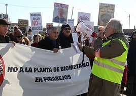 Un grupo de vecinos de Pinarejos se manifiesta contra la planta de biometano.