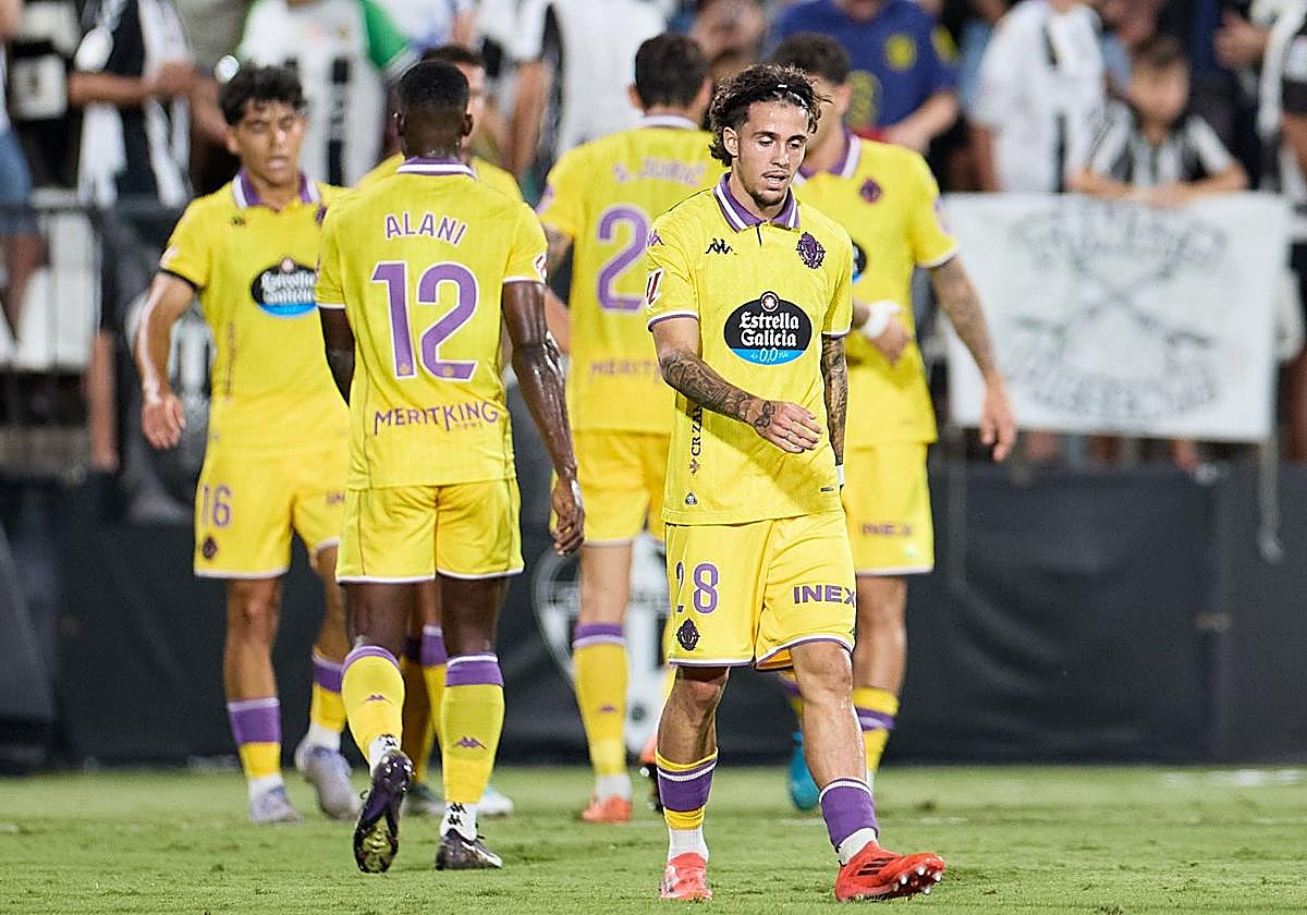 Xavi Moreno, tras el partido, con Maroto y Alani, detrás.