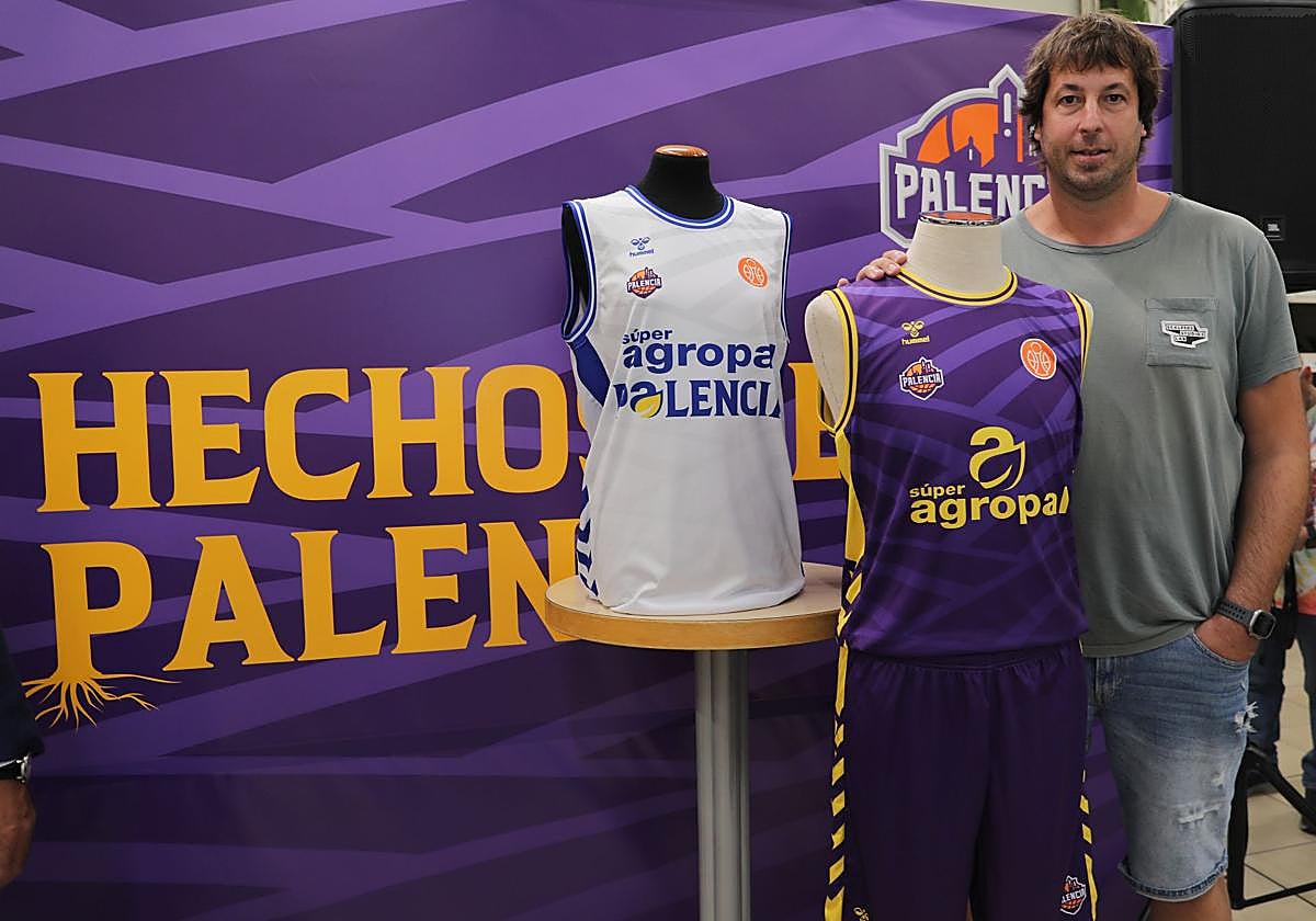 Urko Otegui, con las nuevas equipaciones del Súpera Agropal Palencia Baloncesto.