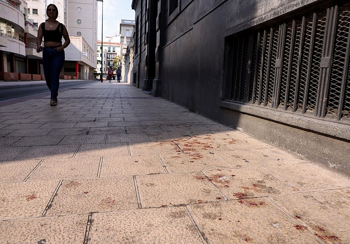 Restos de sangre del herido en la esquina de la calle Paulina Harriet con Gregorio Fernández.