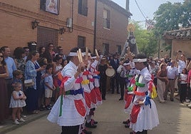 Danza de uno de los lazos de paloteo delante de le Virgen de Grijasalbas